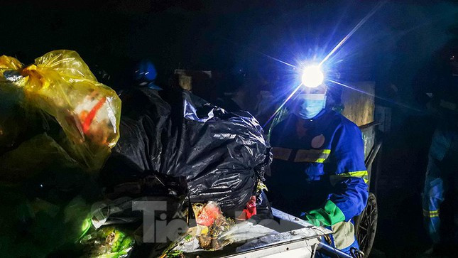 Mỗi ca làm việc của họ diễn ra trong khoảng 5 tiếng đồng hồ xuyên màn đêm liên tục không ngơi nghỉ.