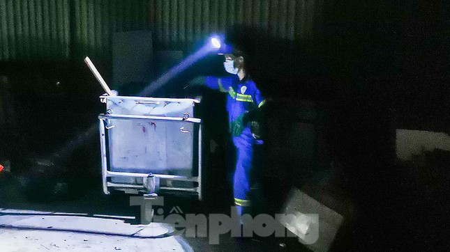 Vậy nên, khi màn đêm buông xuống, phố xá dường như chẳng còn ai ngoài những công nhân môi trường như họ.