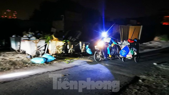 Thời gian gần đây, người dân sử dụng khẩu trang y tế dùng một lần khá nhiều. Thế nên lượng rác thải này được thải ra môi trường rất lớn. Nếu không thu gom đúng cách, đây hoàn toàn có thể trở thành nguồn lây bệnh.