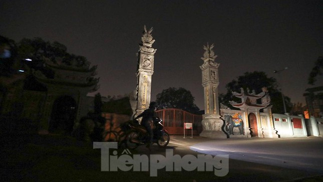 Họ trở về nhà khi trời sắp sáng, thành phố đã bắt đầu thức dậy.