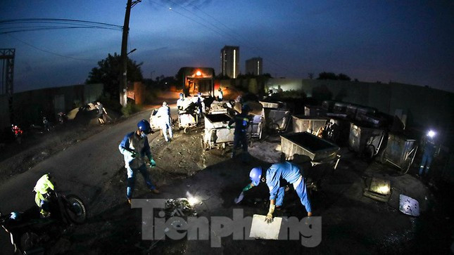  Người công nhân môi trường tin rằng: “Chúng tôi góp một phần nhỏ bé của mình cho xã hội nhằm ngăn chặn dịch bệnh bùng phát, nhất định những ngày bình thường mới sẽ sớm trở lại!”