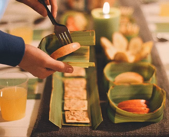 Khay lá chuối đựng đồ dùng nhỏ, rất tiện lợi.