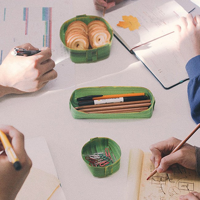 Các khay lá chuối dùng để đựng nhiều món đồ khác nhau, từ đồ ăn, mỹ phẩm cho tới phụ kiện, đồ văn phòng phẩm.