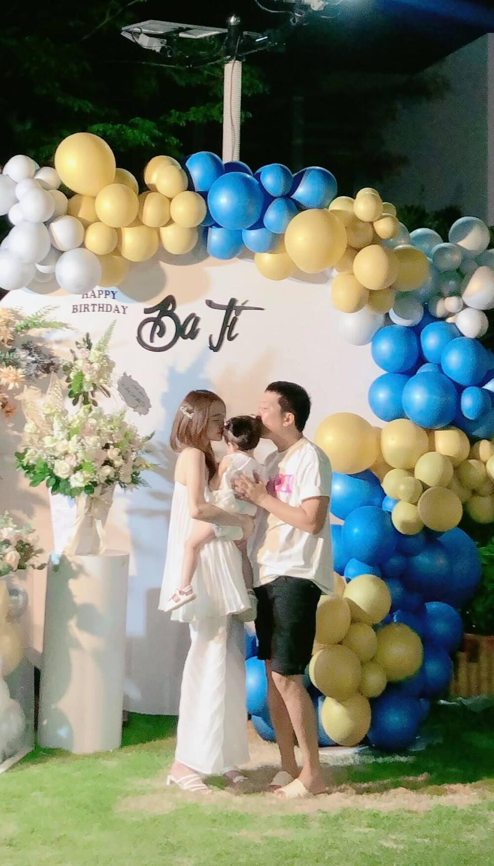 Những ngày gần đây, Nhã Phương bị bủa vây bởi tin đồn thiếu chuyên nghiệp, mắc bệnh ngôi sao. Ngay lập tức, Trường Giang lên tiếng trấn an bà xã: "Gia đình là quan trọng nhất nhé mẹ Destiny, ngoài kia khó khăn quá thì về nhà bán cơm” Ảnh: FBNV