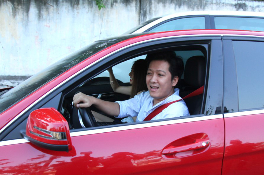 Ngoài ra, Trường Giang đang sử dụng chiếc Mercedes dòng C300 đời 2015 có giá khoảng 1,6 tỷ đồng. Anh cũng từng mua tặng Nhã Phương một chiếc xe Mercedes-Benz C250 Exclusive trắng với giá khoảng 1,7 tỷ đồng. Ảnh: Internet