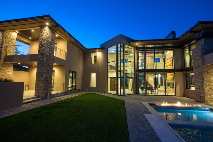 Vợ chồng Đan Trường - Thủy Tiên kết hôn năm 2013, sở hữu nhiều tài sản. Nổi bật trong khối tài sản của vợ chồng Đan Trường là biệt thự 4.000 m2 ở thành phố San Jose, bang California, Mỹ. Ảnh: FBNV.