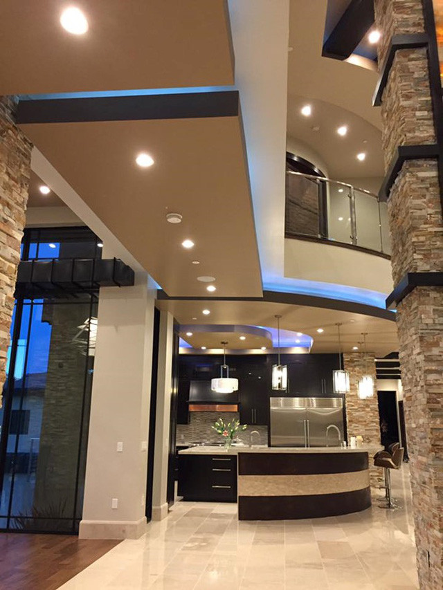 Nhìn vào sự nguy nga, tráng lệ, nhiều người đồn đoán cơ ngơi của hai vợ chồng có giá trị lên đến hàng chục triệu USD. Ảnh: FBNV