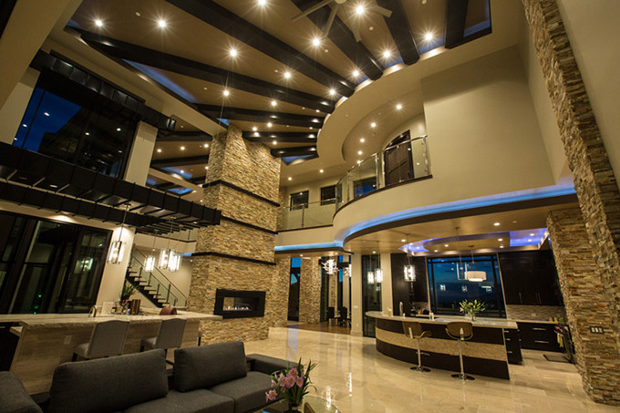 Biệt thự này có 5 phòng ngủ, 7 phòng tắm, một phòng tập thể thao, một văn phòng mini và một phòng giải trí. Ảnh: FBNV.