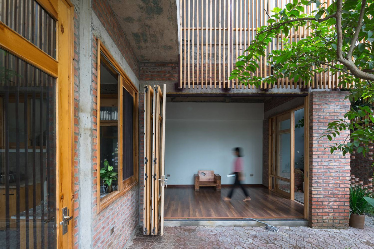 Phòng khách thoáng mát hướng ra khu vườn xanh mát.