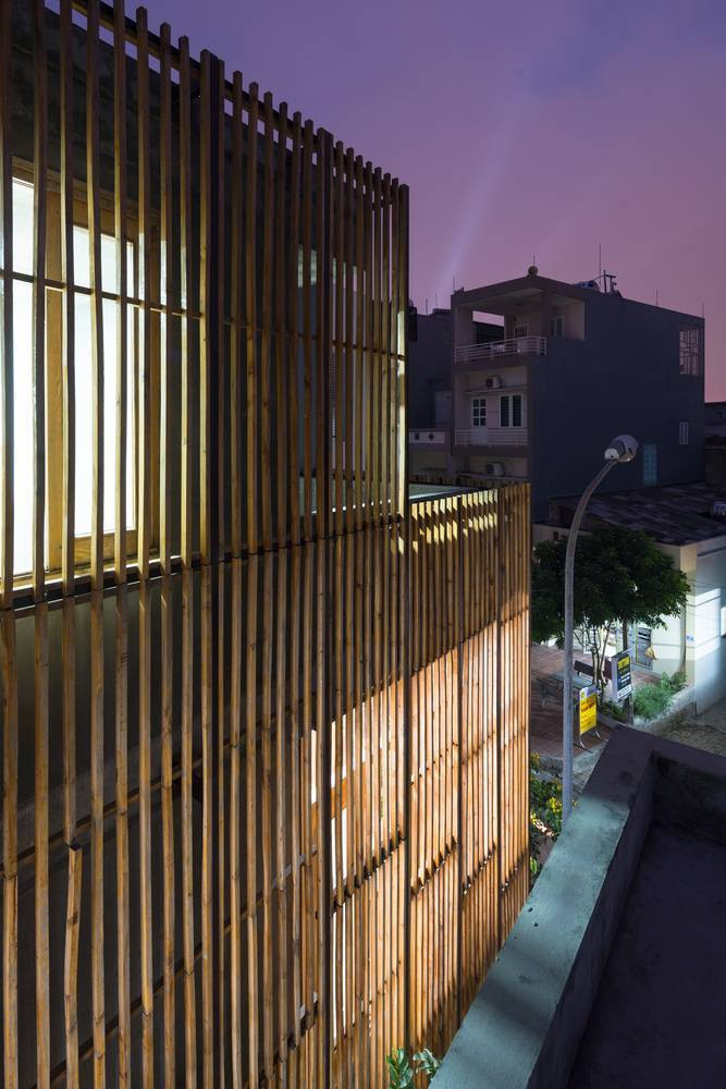 Khi đêm về, hệ lam gỗ mới phát huy hết tác dụng khi chia ánh sáng thành những tia nhỏ.