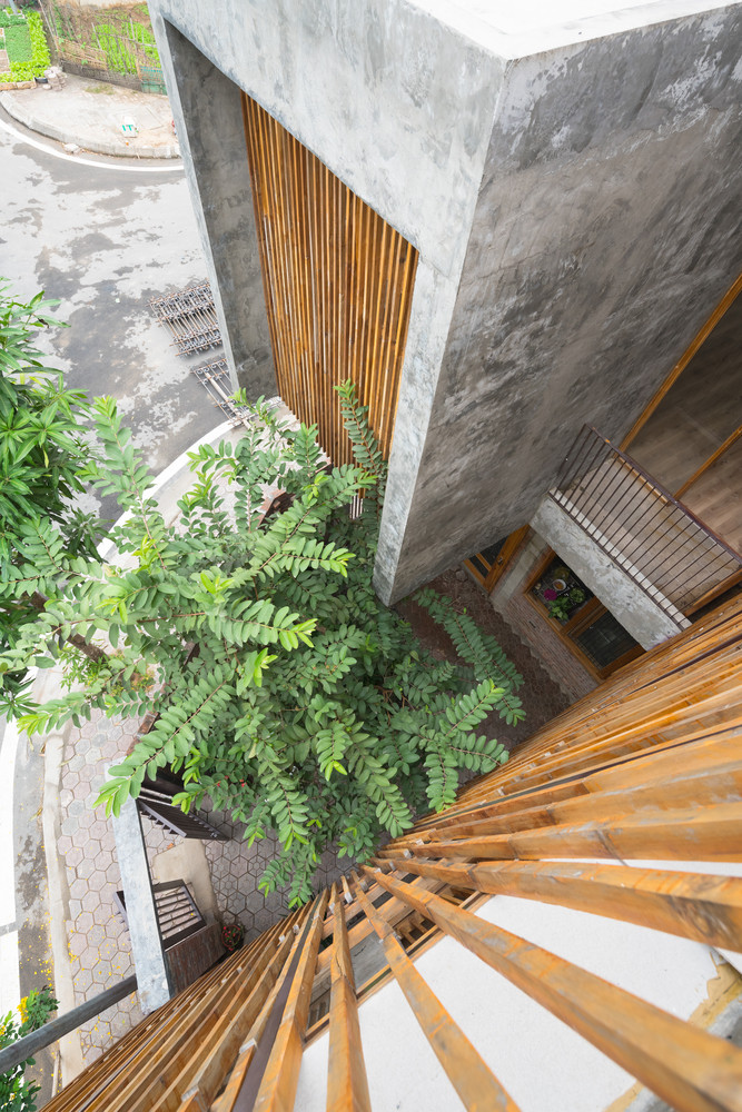 Tuy được xây trên khu đất 72m2 nhưng diện tích tầng 1 chỉ 46m2, phần đất còn lại kiến trúc sư dành trọn cho sân vườn.