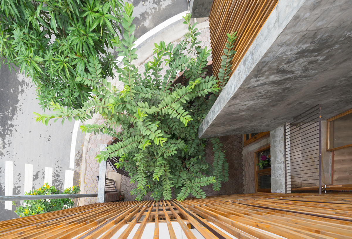 Đặt nhiều tâm tư với sự phát triển của kiến trúc xanh nên trong tổ ấm của chính mình, anh đã giải quyết bài toán để đưa sân vườn, cây xanh vào không gian sống thật hài hòa.