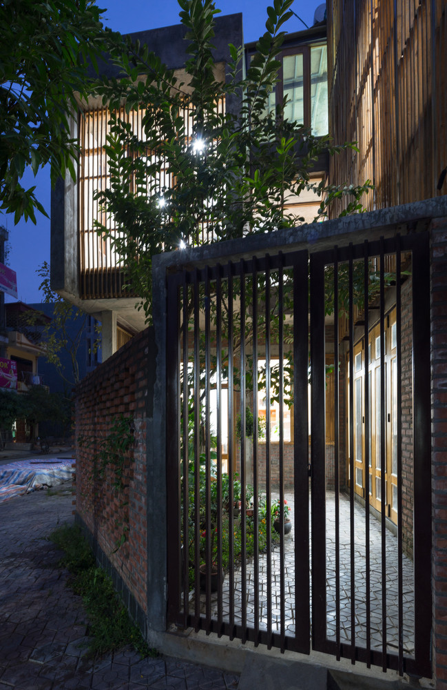 Cây xanh được đưa vào nhà một cách tự nhiên như một giải pháp làm mát và phủ xanh và còn giữ sự riêng tư cần thiết cho gia chủ.