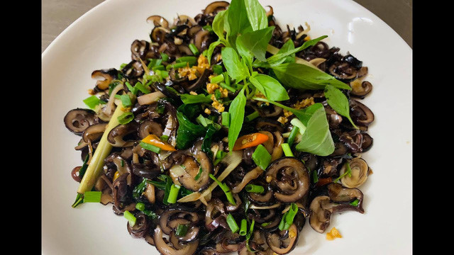 Trước khi chế biến, chỉ cần bóp chút muối rồi rửa qua, sau đó thái và xào lăn như xào thịt bò. Ảnh: Giadinhnet