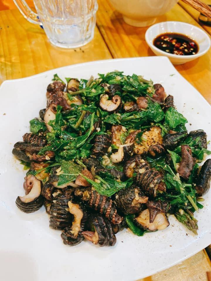 Người bán cho biết, nấm biển ăn có vị đặc trưng hơi tanh, giòn, ngọt thơm giống như ăn phần đuôi của con mực, rất thích hợp làm các món nhậu như gỏi, nướng hay để nhúng lẩu. Ảnh: Facebook