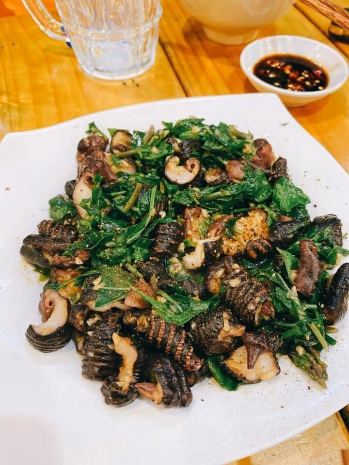 Người bán cho biết, nấm biển ăn có vị đặc trưng hơi tanh, giòn, ngọt thơm giống như ăn phần đuôi của con mực, rất thích hợp làm các món nhậu như gỏi, nướng hay để nhúng lẩu. Ảnh: Facebook