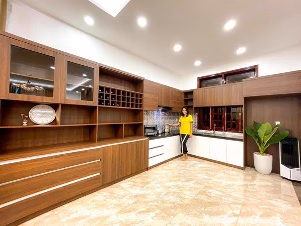 Màu sắc Tây Nguyên trong ngôi nhà cũng không bị lu mờ với nhiều bàn ghế, kệ gỗ khác nhau.