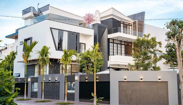 Sau khi thành danh, nam diễn viên Quốc Trường không ngần ngại chi khoảng 25 tỷ đồng xây căn biệt thự lớn tại Cần Thơ cho gia đình.