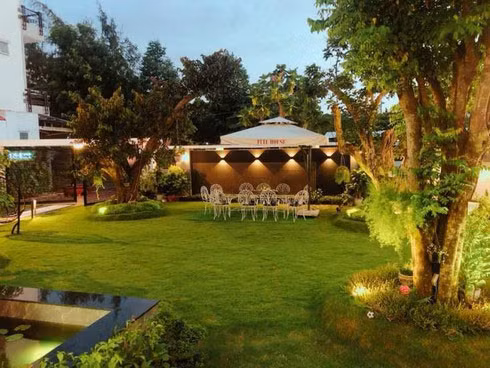 Sân vườn là nơi tổ chức những bữa tiệc nhỏ cho gia đình và bạn bè vào dịp cuối tuần.