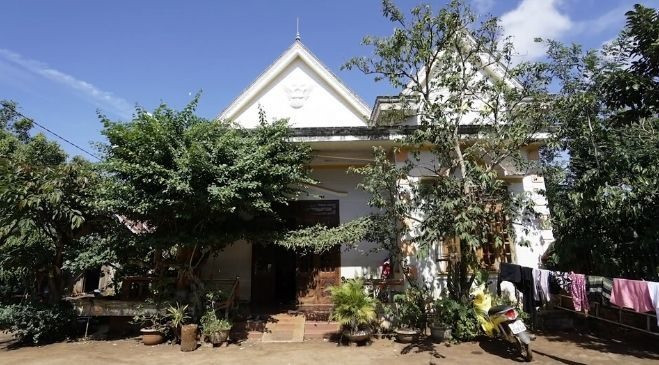 Hoa hậu H’Hen Niê từng tiết lộ chi 2,5 tỷ đồng để sửa lại ngôi nhà cấp 4 cho ba mẹ ở Đắk Lắk. Người đẹp chỉ sửa lại trên nền nhà cũ mà không xây mới bởi ngôi nhà cũ gắn bó với nhiều kỷ niệm tuổi thơ.