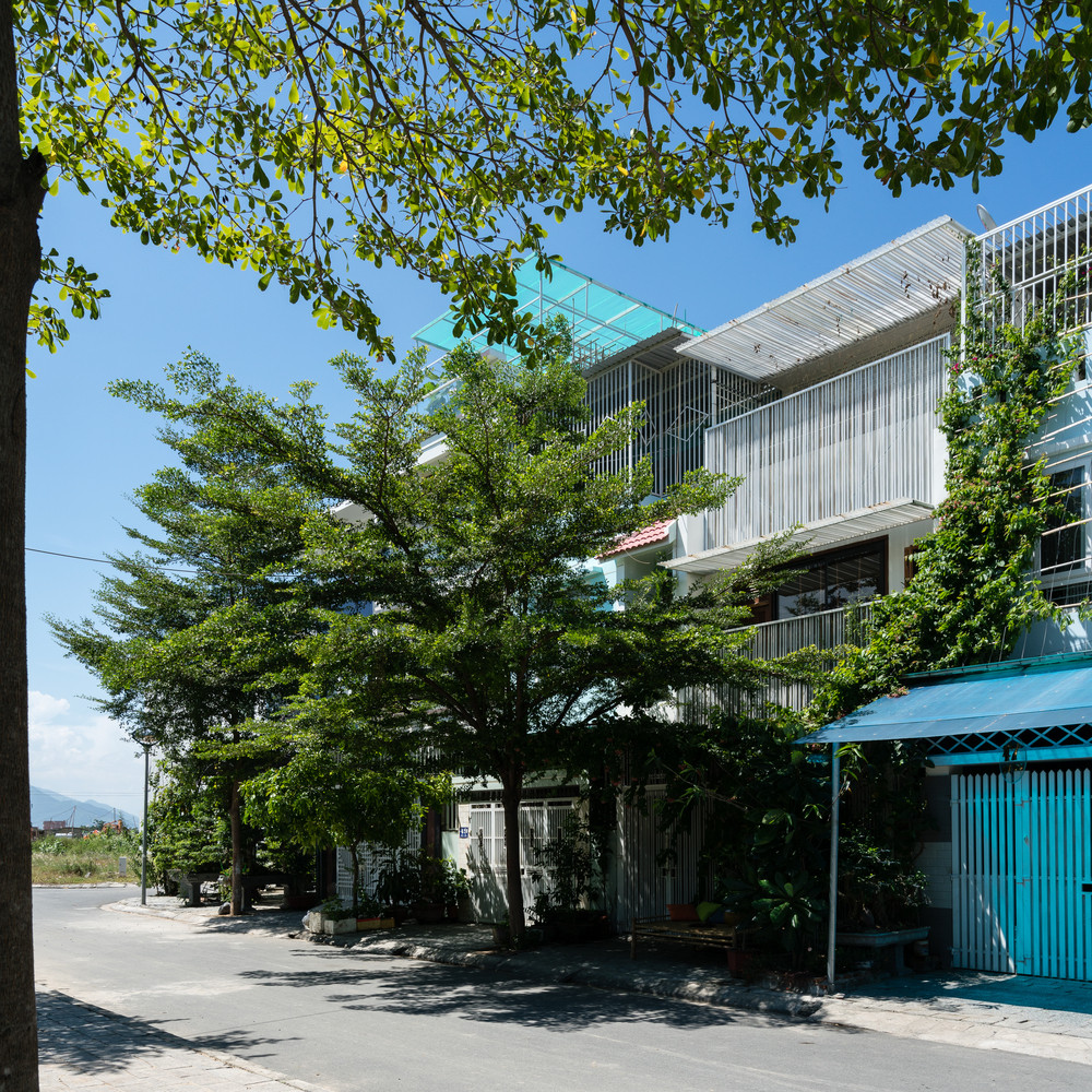 Với diện tích xây dựng 95m2, ngôi nhà được thiết kế dành cho gia đình 3 thế hệ sinh sống. Mặt tiền chịu ảnh hưởng trực tiếp của nắng hướng Tây nên kiến trúc sư cần một cách xử lý thực sự khéo léo.