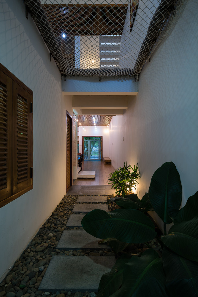 Gia chủ còn dành diện tích cho một khoảng sân vườn nhỏ phía sau nhà cũng như bố trí giếng trời.