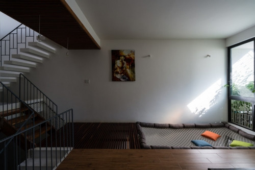 Khoảng võng sàn ở tầng trên là nơi vui chơi ưa thích của lũ trẻ.