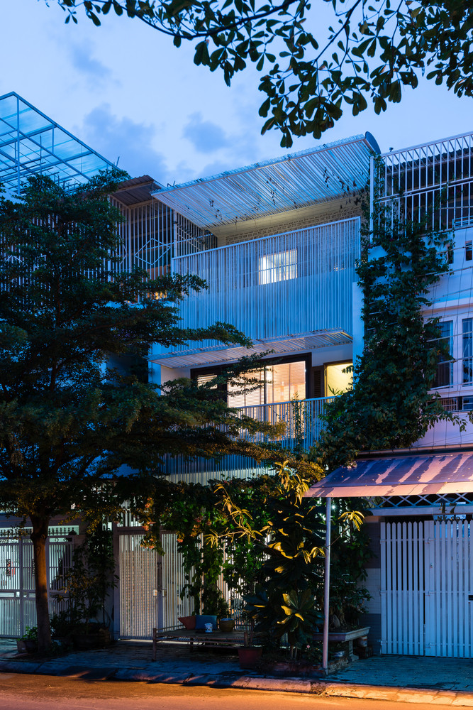 Mặt tiền căn nhà được thiết kế bằng chất liệu thép và lưới thép.