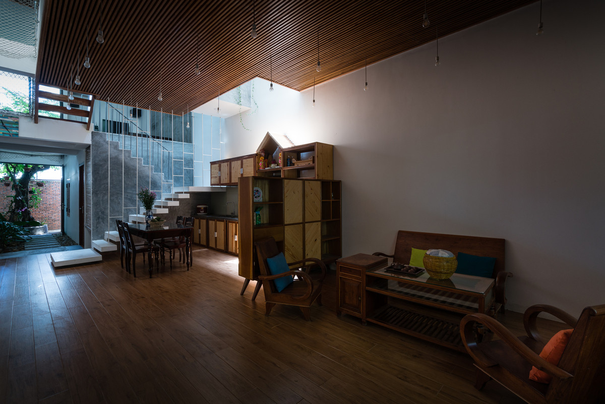 Xuyên suốt trong ngôi nhà là chất liệu gỗ và những vật liệu mộc mạc như tường xi măng đánh, những mảng gạch không trát... vừa hợp với chất ngày xưa của thế hệ ông bà, vừa sạch sẽ, không kém phần hiện đại.