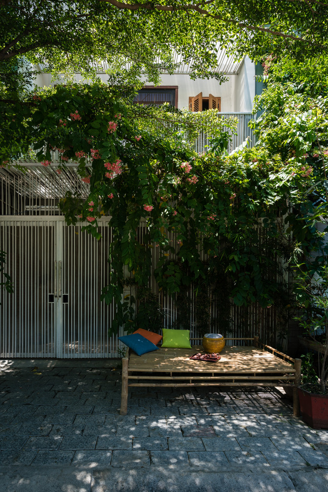 Để khắc phục yếu tố nắng nóng, kiến trúc sư sử dụng cây xanh cùng một số cây leo dể tạo nên tấm mành xanh tự nhiên.