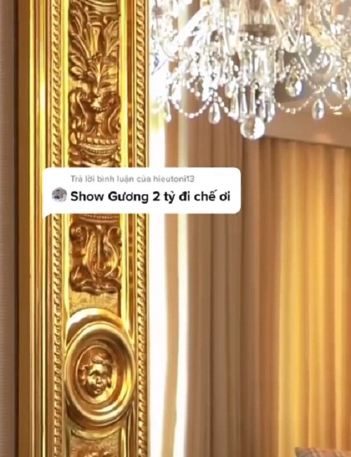 Chiếc gương còn phản chiếu được phòng khách của căn nhà, nhân đôi số lượng đồ nội thất để trông giàu hơn gấp bội. Ảnh: TikTok.