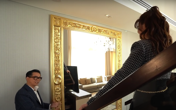 Thoạt nhìn, chiếc gương này cũng không có gì quá đặc biệt, ngoài trừ bộ khung được mạ vàng sáng chói. Điều khiến cộng đồng mạng sửng sốt là nó có giá tới 2 tỷ đồng. Ảnh: TikTok.