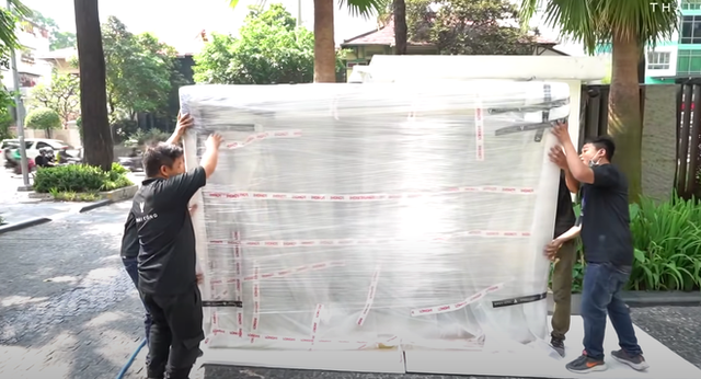 Nhân viên của Thái Công rất vất vả để đưa được chiếc gương lên nhà và lắp đặt nó. Ảnh: Pháp luật &amp; Bạn đọc