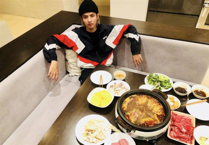 Chưa rõ về tính đúng sai trong các thông tin được đưa ra, song khán giả đều cho rằng, với thu nhập 2-3 tỷ tệ (7.100 - 10.600 tỷ) trong suốt những năm qua, việc nam ca sĩ có cho mình những căn biệt thự trị giá hàng trăm tỷ đồng là điều dễ hiểu. Nguồn ảnh: 163, Weibo