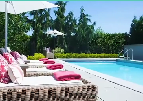 Nơi đây còn có bể bơi ngoài trời với cây xanh dịu mát.