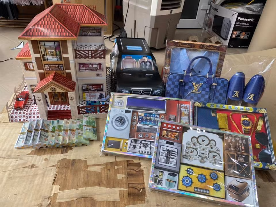 Tran sao Am vay: Vac xin Pfizer ban chay cung 