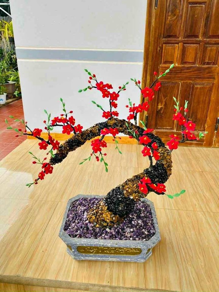 Trong ngày Tết cổ truyền của người dân miền Bắc thường trang hoàng ngôi nhà bằng một cây đào hoặc cành đào to trong nhà với mong muốn cầu tài lộc, thinh vượng cả năm.