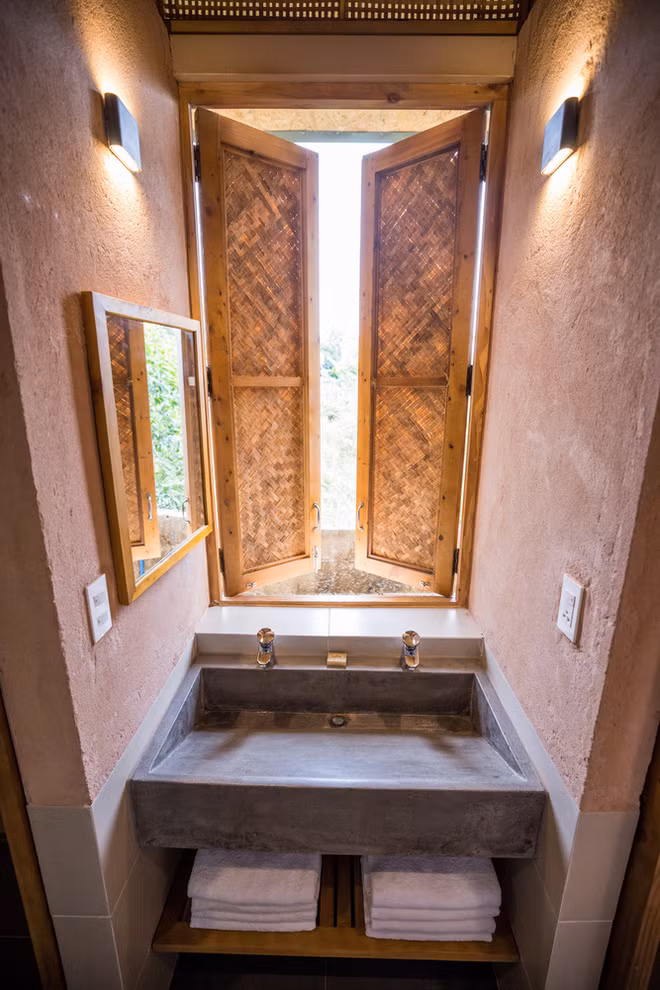 Tường làm được làm bằng gạch, sau đó phủ lớp vôi lên.