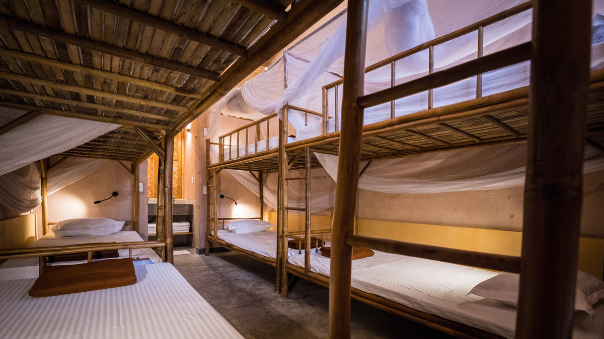 Khu vực nghỉ của khách gồm nhiều giường tầng được làm bằng tre, thân thiện môi trường.