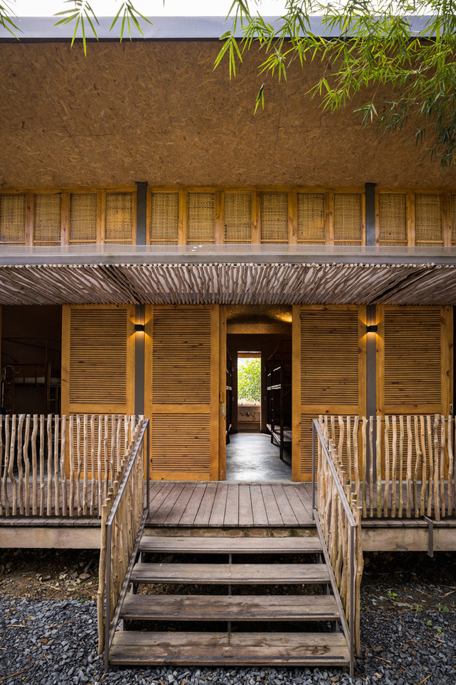 Bậc thang bằng gỗ và lan can bằng những thân cây có sẵn tại địa phương.