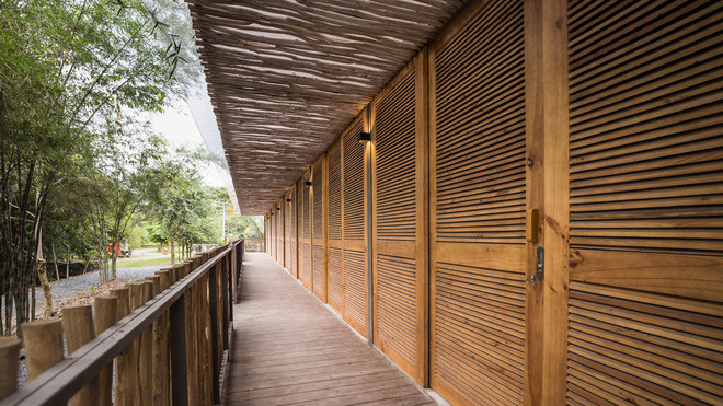 Cửa ra vào đan từ gỗ, có những khe hở để đảm bảo thông thoáng.