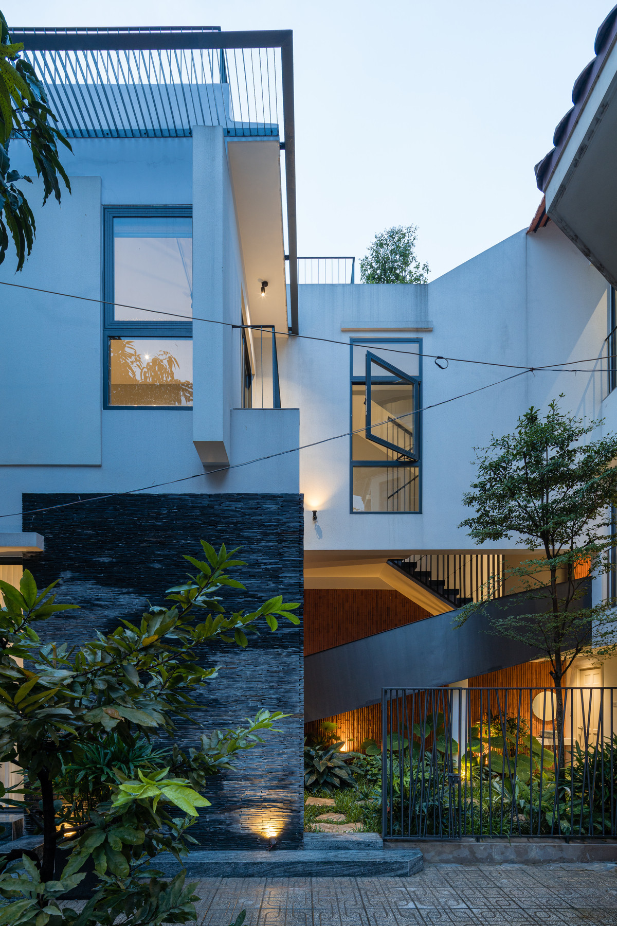 Để lấy tối đa ánh sáng tự nhiên vào phòng, kiến trúc sư đã bổ sung thêm những ô cửa kính với nhiều kích thước khác nhau trên tường. Đồng thời nó cũng khiến không gian phòng khách trở nên thông thoáng hơn.