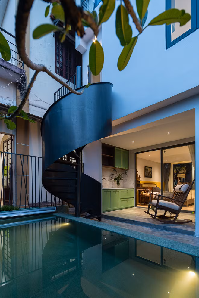 Bên dưới cầu thang, một hồ bơi nhỏ mang đến sự trong lành và thư thái cho gia chủ.