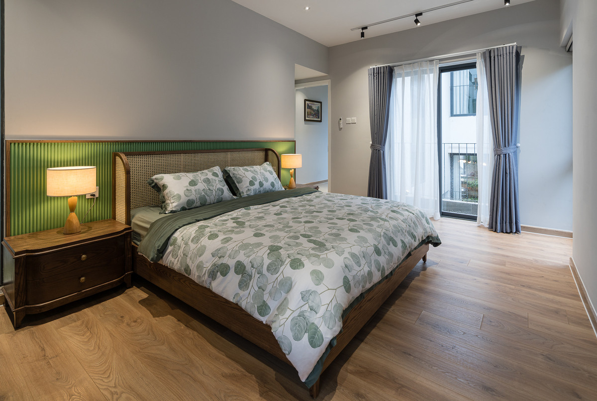 Tầng trên là phòng ngủ chính và phòng ngủ của trẻ nhỏ. Cả hai phòng ngủ đều được bố trí nội thất theo phong cách tối giản vừa đảm bảo nhu cầu sử dụng vừa thể hiện được vẻ đẹp trang nhã.