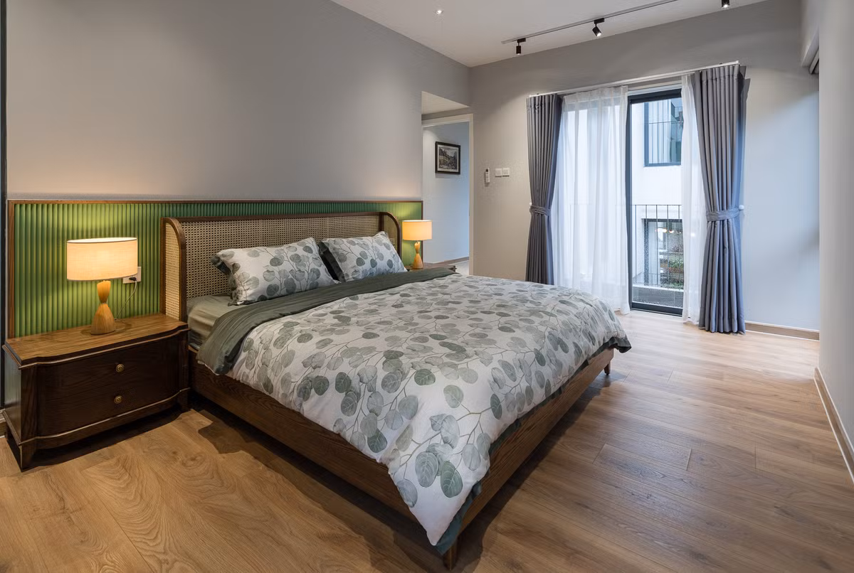 Tầng trên là phòng ngủ chính và phòng ngủ của trẻ nhỏ. Cả hai phòng ngủ đều được bố trí nội thất theo phong cách tối giản vừa đảm bảo nhu cầu sử dụng vừa thể hiện được vẻ đẹp trang nhã.