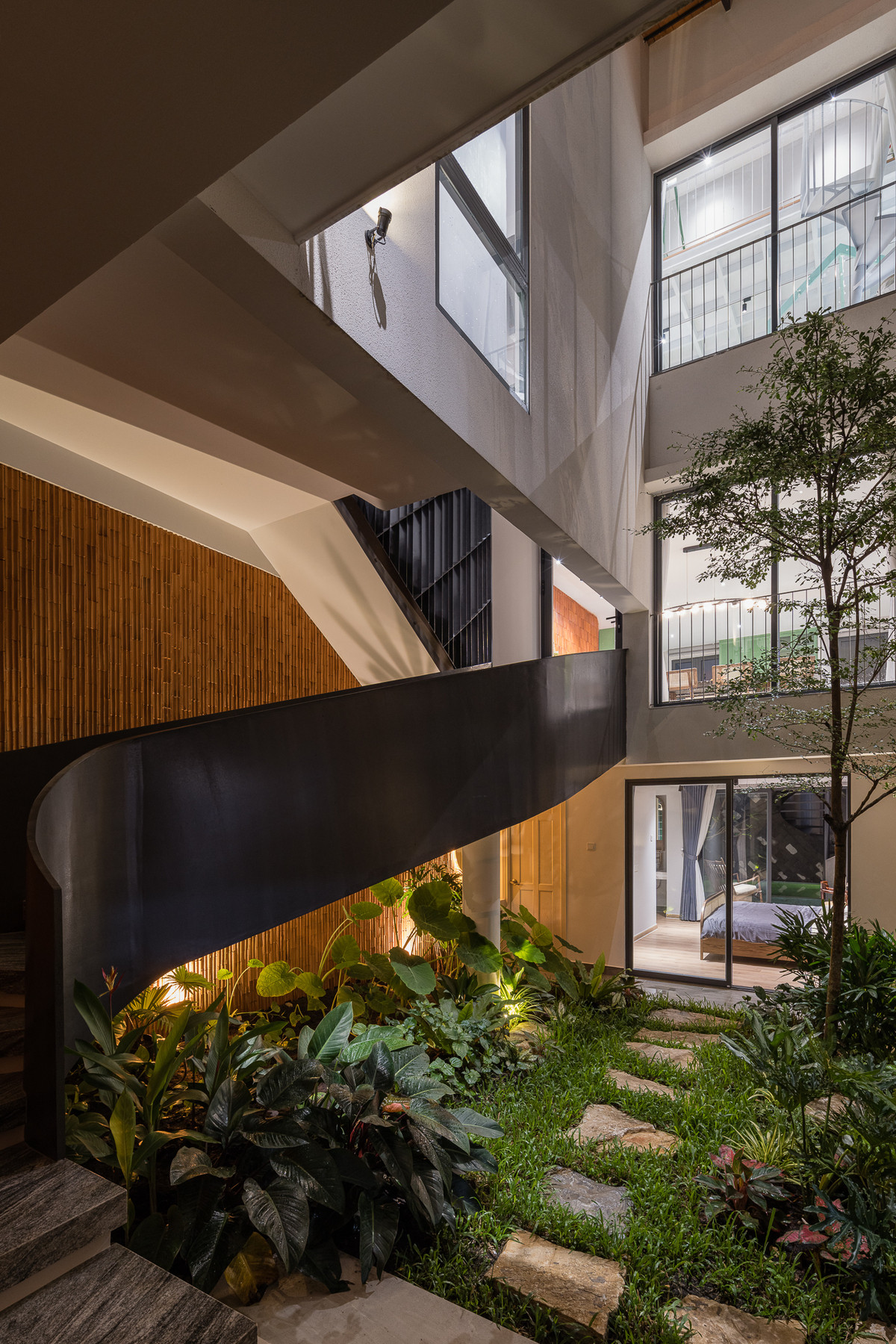 Qua khoảng sân vườn lớn là phòng ngủ ông bà.