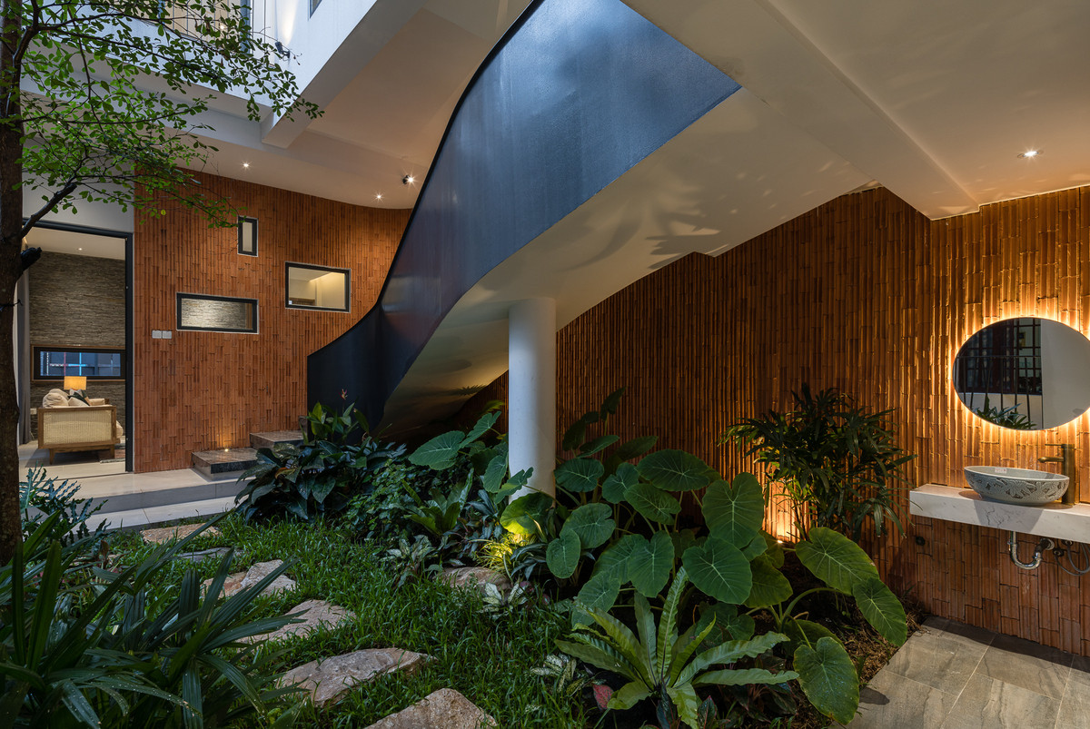 Để giảm bớt tiếng ồn đô thị, căn nhà được bố trí nhiều khoảng xanh mang phong cách nhiệt đới ấn tượng.