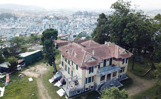 Sau nhiều lần được trùng tu và gìn giữ, dinh thự vẫn giữ được nét đẹp cổ kính theo đúng phong cách Pháp. Ảnh: VTV.