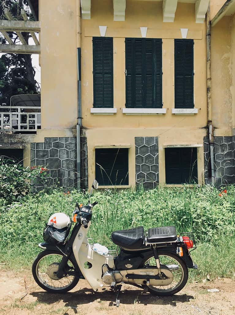 Trước đây, Dinh Tỉnh trưởng được sử dụng làm nơi ở và làm việc của Tỉnh trưởng tỉnh Tuyên Đức (cũ). Sau đó, nơi đây được dùng làm Bảo tàng Lâm Đồng. Ảnh: Traveloka.