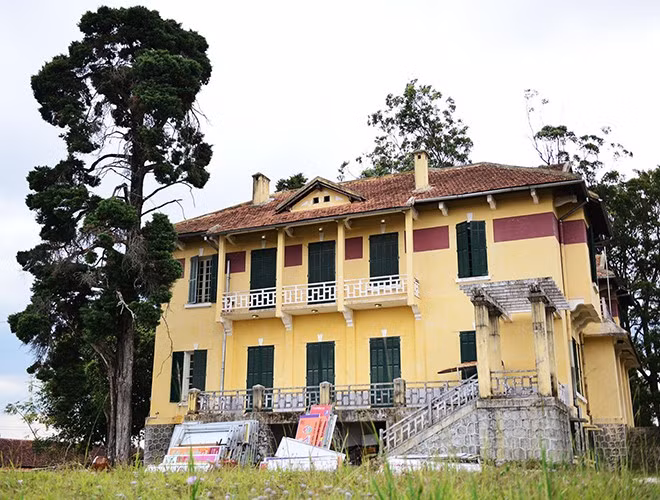 Mặt sau dinh thự xây dựng khá cầu kỳ, có bố trí cầu thang cả hai bên để lên tầng 1 và tầng 2. Ảnh: Anninhthudo.